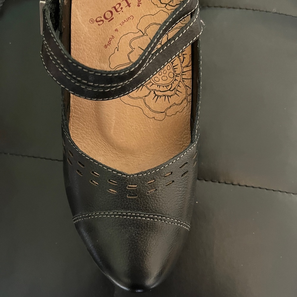 Taos Mary Jane type heels, black, size 8, 2 1/4 inch heel - Picture 7 of 8